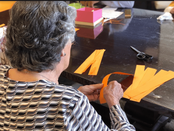 4 -actividades-y-talleres-especializados-que-puede-realizar-una-persona-mayor-con-Alzheimer